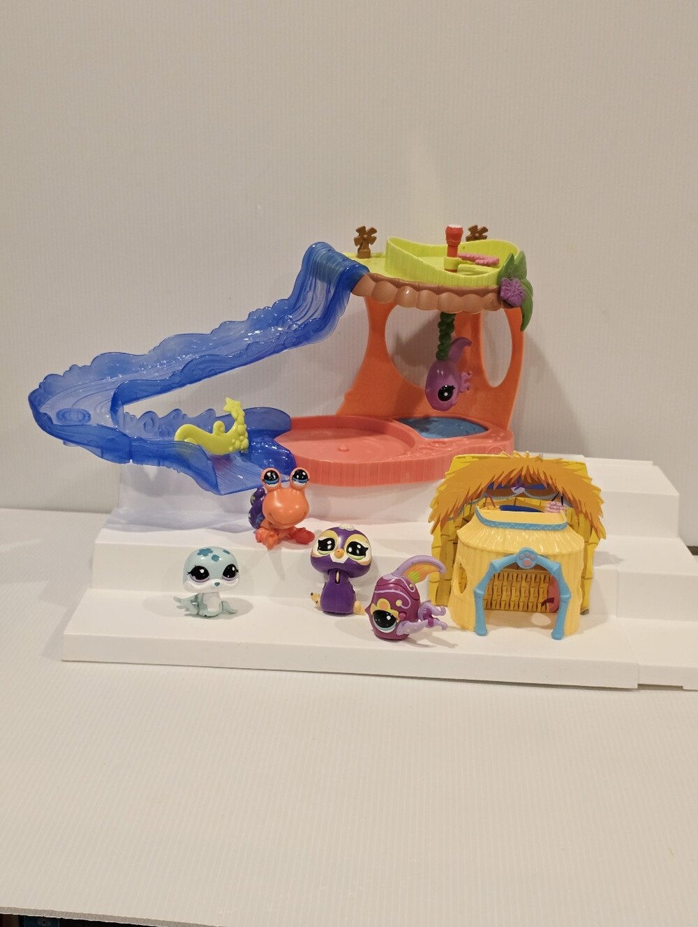 Littlest Pet Shop LPS Walkables Slide n Dive Lagoon Playset with Figures Set
